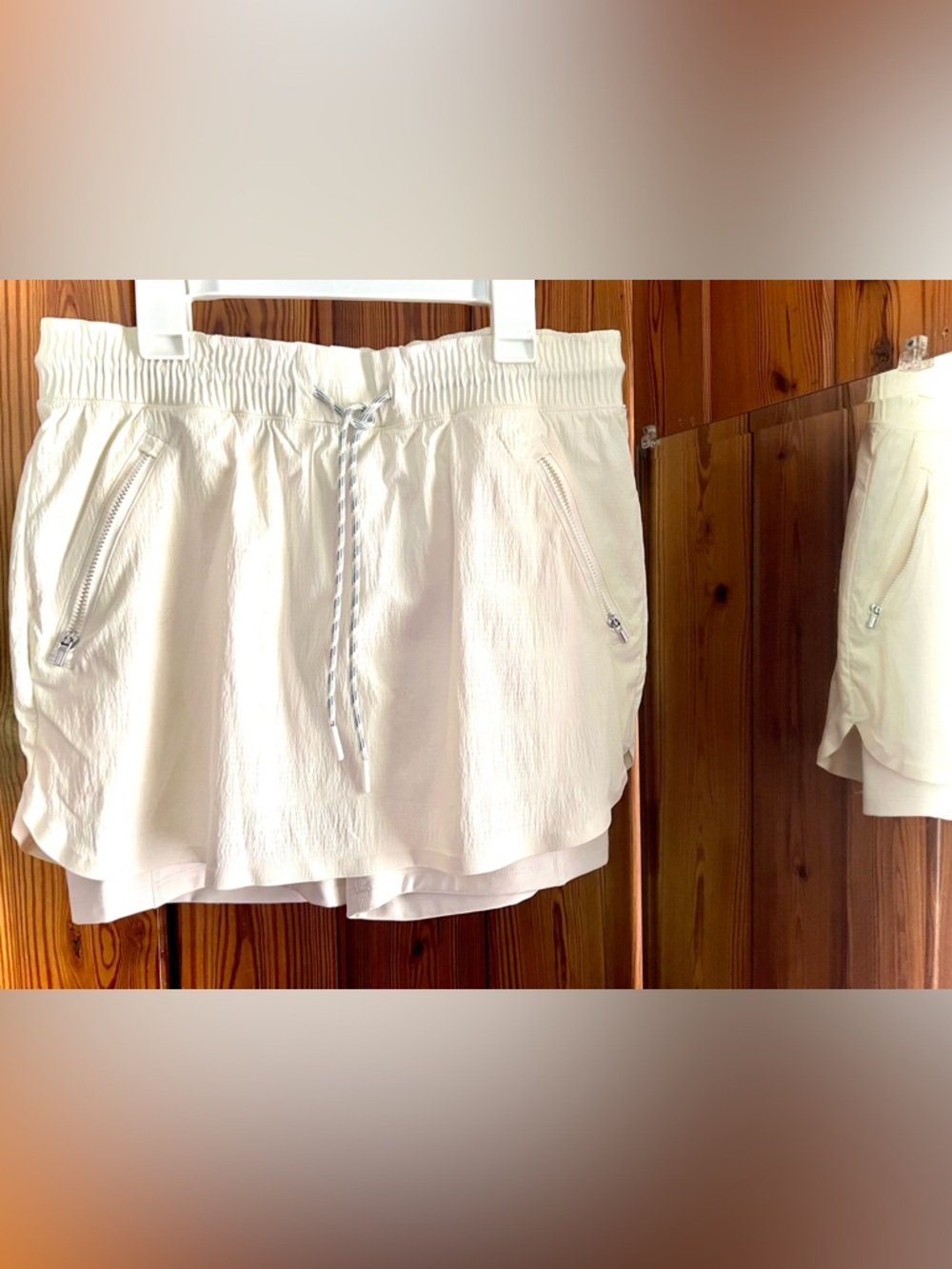 Athleta Trekkie Skort, Jupe-short, White 4 zipper & stash pockets